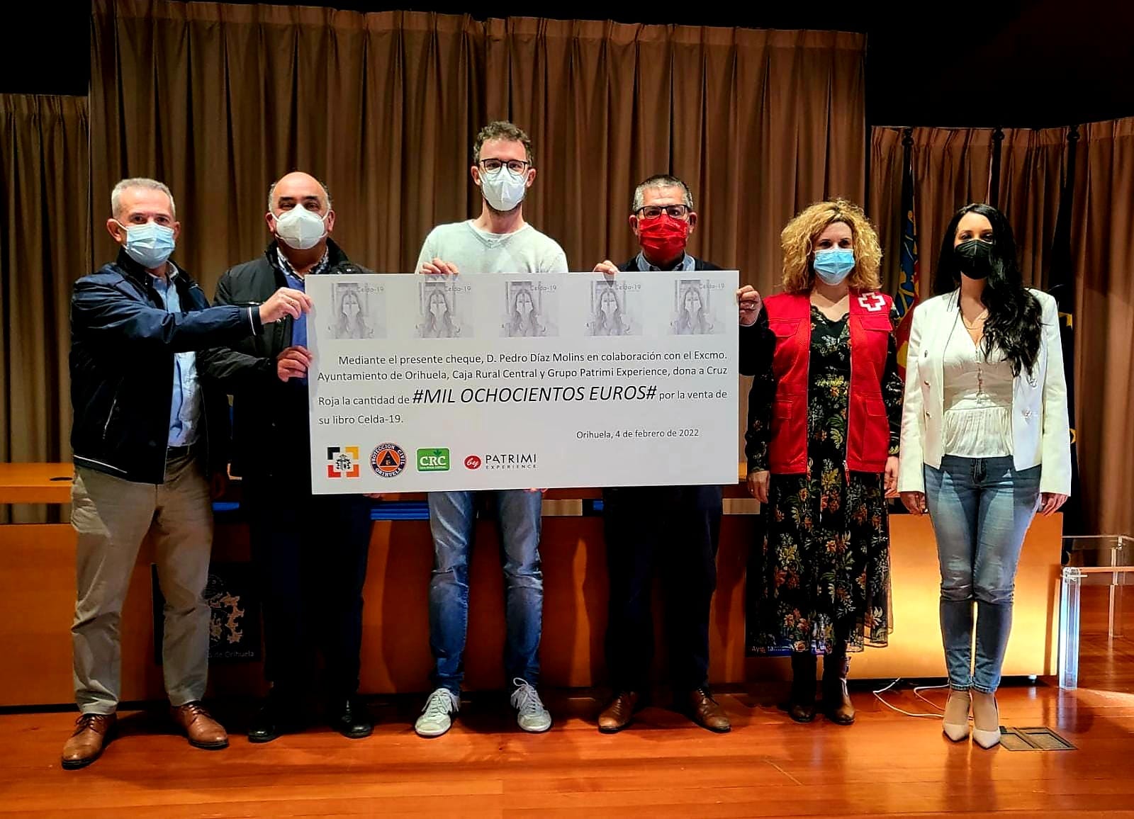 El Ayuntamiento de Orihuela asiste a la entrega del cheque a Cruz Roja con los beneficios de la venta del libro ‘Celda-19’ El Ayuntamiento de Orihuela asiste a la entrega del cheque a Cruz Roja con los beneficios de la venta del libro ‘Celda-19’