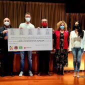 El Ayuntamiento de Orihuela asiste a la entrega del cheque a Cruz Roja con los beneficios de la venta del libro ‘Celda-19’ 