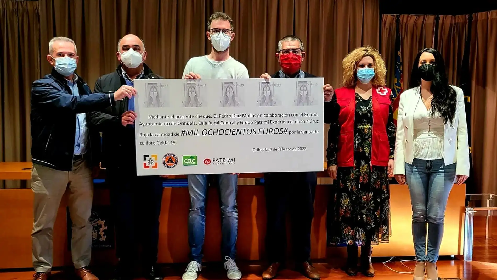 El Ayuntamiento de Orihuela asiste a la entrega del cheque a Cruz Roja con los beneficios de la venta del libro ‘Celda-19’ 
