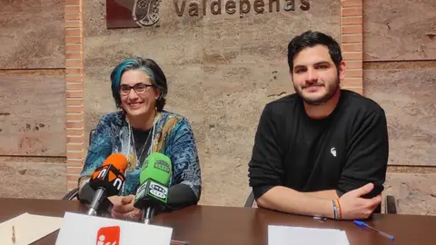 Juana Caro y Alberto Parrilla, concejales de IU en el Ayuntamiento de Valdepeñas Juana Caro y Alberto Parrilla, concejales de IU en el Ayuntamiento de Valdepeñas