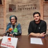 Juana Caro y Alberto Parrilla, concejales de IU en el Ayuntamiento de Valdepeñas