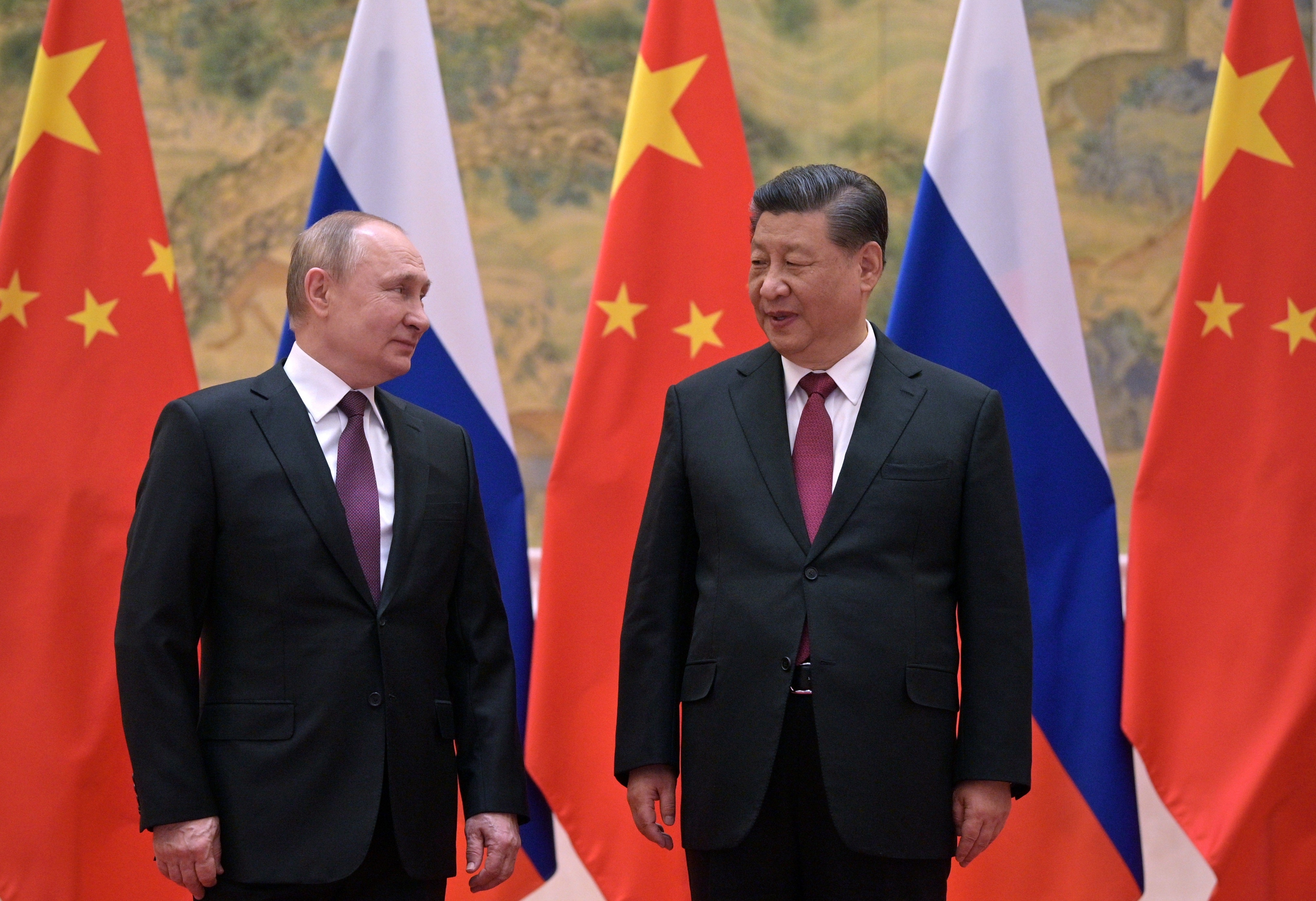 Rusia y China unen fuerzas y rechazan la expansión de la OTAN hacia el este de Europa Rusia y China unen fuerzas y rechazan la expansión de la OTAN hacia el este de Europa