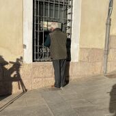 Un septuagenario en el único cajero del casco antiguo de la ciudad de Cuenca