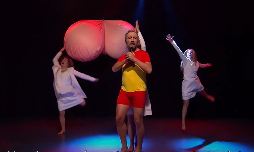 La parodia de 'Ay, mamá' que habla sobre la vuelta del rey Juan Carlos a España: "No sé por qué son tan enormes tus pelotas" La parodia de 'Ay, mamá' que habla sobre la vuelta del rey Juan Carlos a España: "No sé por qué son tan enormes tus pelotas"