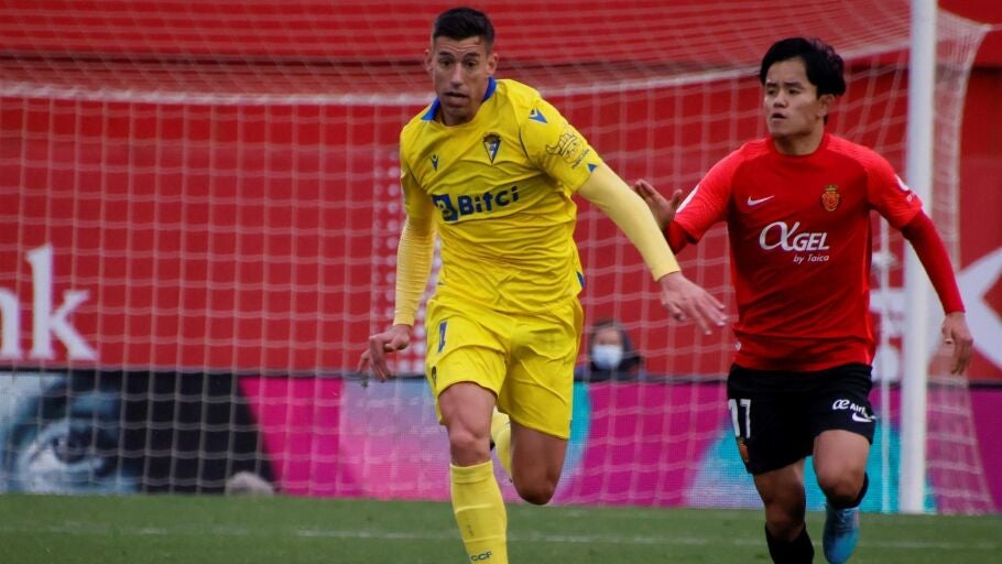 El centrocampista del C&aacute;diz Rub&eacute;n Alcaraz con el bal&oacute;n ante el japon&eacute;s del Mallorca Take Kubo