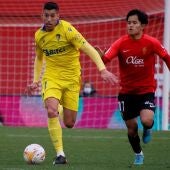 El centrocampista del Cádiz Rubén Alcaraz con el balón ante el japonés del Mallorca Take Kubo