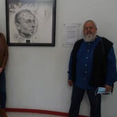 El artista plástico Pedro Marco -a la derecha- junto grafito sobre Miguel Hernández realizado para la biblioteca municipal.