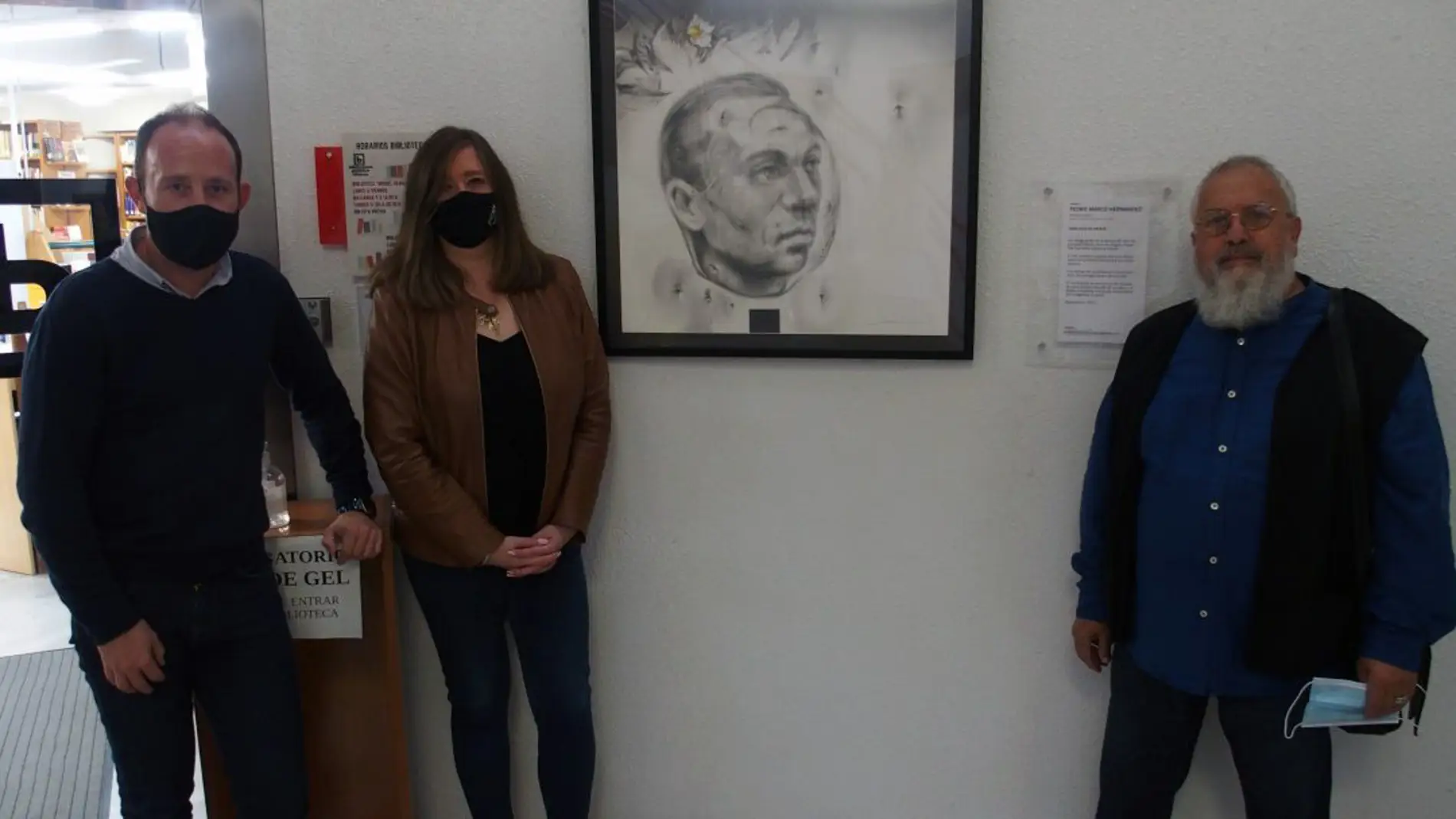 El artista plástico Pedro Marco -a la derecha- junto grafito sobre Miguel Hernández realizado para la biblioteca municipal.