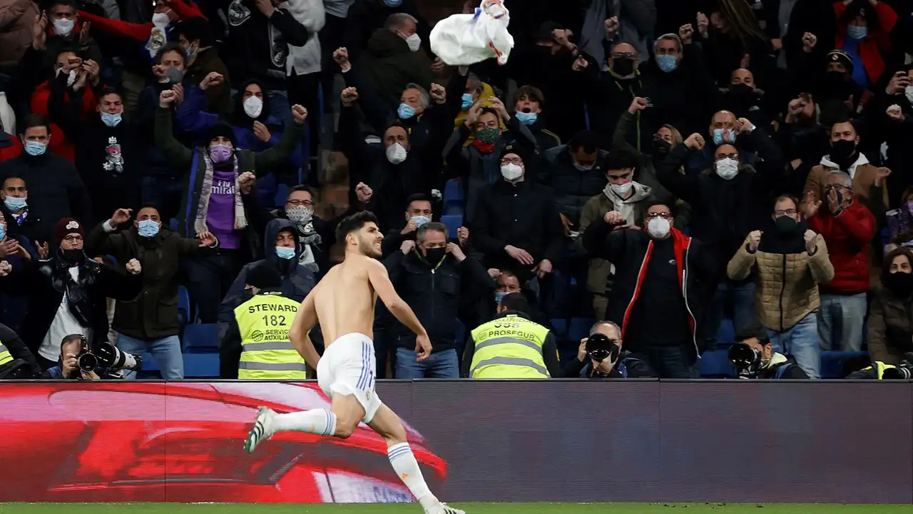 El delantero del Real Madrid, Marco Asensio, celebra tras marcar ante el Granada El delantero del Real Madrid, Marco Asensio, celebra tras marcar ante el Granada