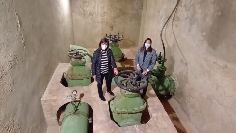 La alcaldesa de Quart de Poblet, Carmen Ramírez, y la concejal del Ciclo Integral del Agua de València, Elisa Valía, visitan el Depósito de Sant Onofre