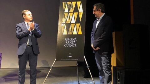 El presidente de la Junta de Cofrad&iacute;as, Jorge S&aacute;nchez Albendea, y el cartelista, el pasado viernes