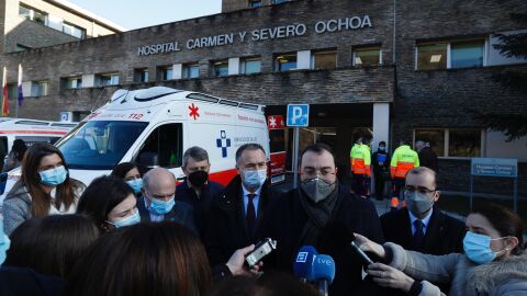 Adri&aacute;n Barb&oacute;n, atiende a los medios en Cangas del Narcea