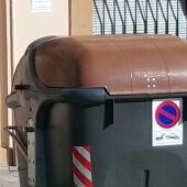 Imagen de un contenedor marrón en una calle valenciana