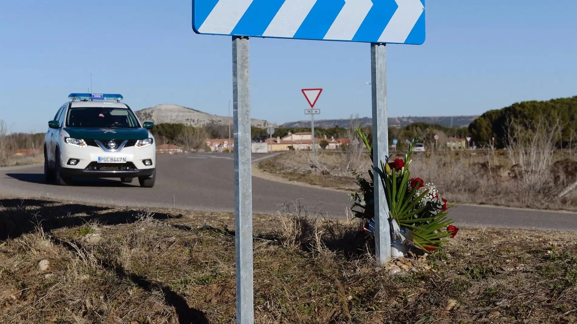 Un vehículo de la Guardia Civil pasa este lunes junto al lugar donde se encontró el cuerpo sin vida de Esther López