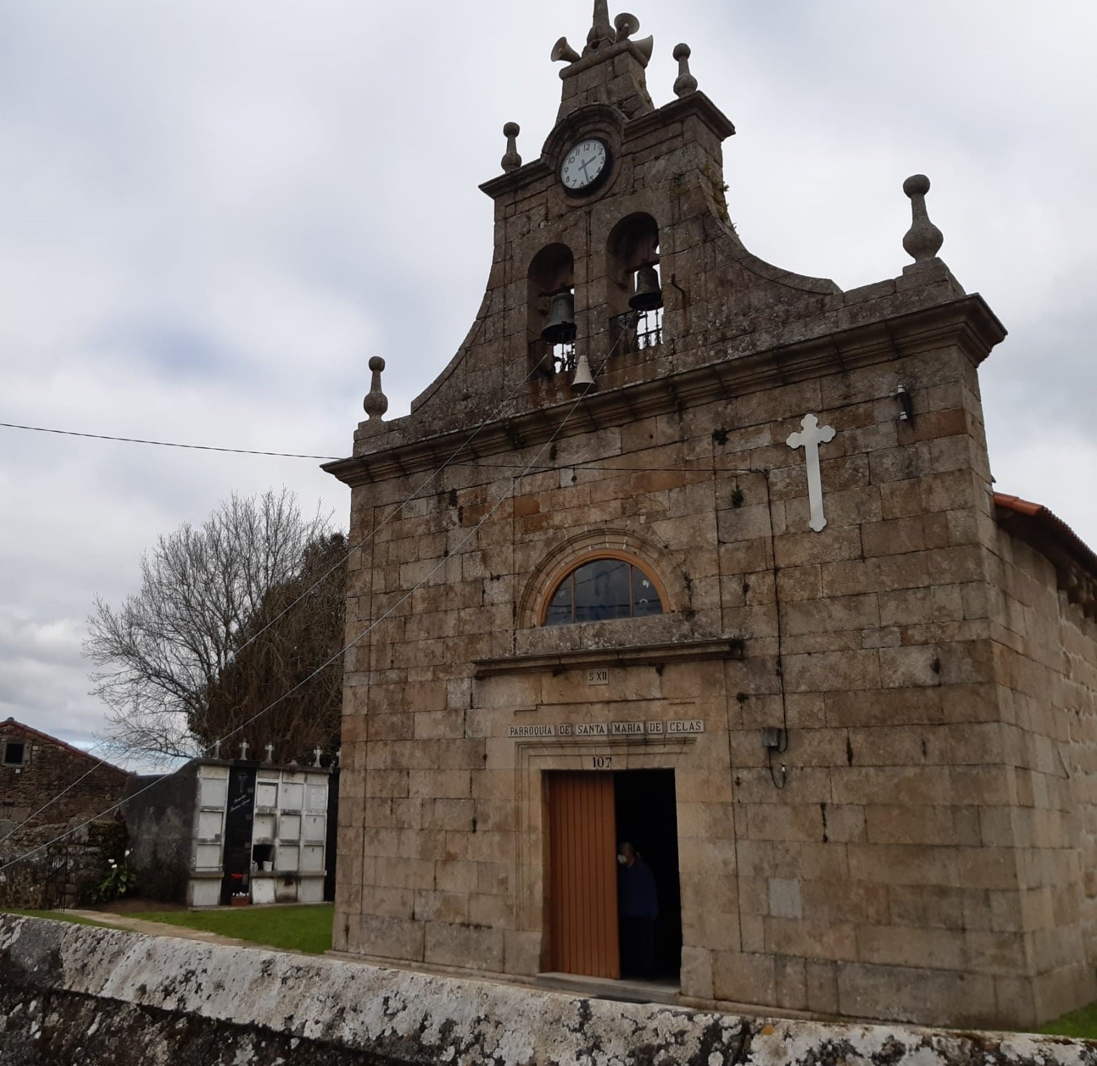 Celas de Peiro llora la muerte de dos jóvenes vecinos, con un tercero en estado muy grave en la UCI del CHUAC Celas de Peiro llora la muerte de dos jóvenes vecinos, con un tercero en estado muy grave en la UCI del CHUAC