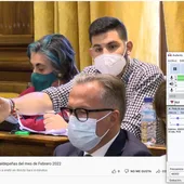 Momento del Pleno del Ayuntamiento de Valdepeñas. El portavoz de IU, Alberto Parrilla, responde al portavoz del PSOE, Francisco Delgado Momento del Pleno del Ayuntamiento de Valdepeñas. El portavoz de IU, Alberto Parrilla, responde al portavoz del PSOE, Francisco Delgado