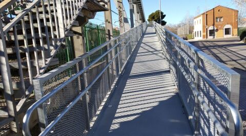 Reabre la pasarela peatonal de la calle gaceta de Alcal&aacute;