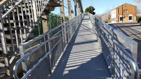 Reabre la pasarela peatonal de la calle gaceta de Alcalá Reabre la pasarela peatonal de la calle gaceta de Alcalá