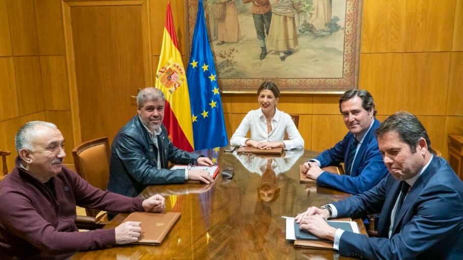 Imagen de archivo de una mesa de negociaci&oacute;n del Gobierno con la patronal y sindicatos.