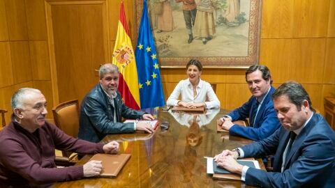 Imagen de archivo de una mesa de negociaci&oacute;n del Gobierno con la patronal y sindicatos.