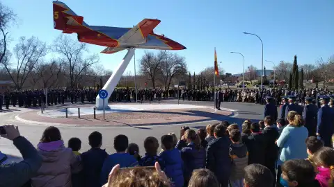 Inaugurada la nueva glorieta de Ciudad del Aire con un acto de homenaje a “Ayo” Garvalena Inaugurada la nueva glorieta de Ciudad del Aire con un acto de homenaje a “Ayo” Garvalena