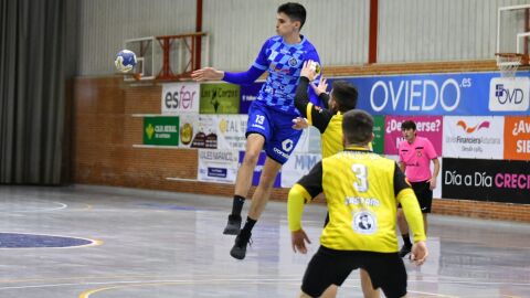 Una jugada del derbi de balonmano entre Uni&oacute;n Financiera Base Oviedo y Autocenter Vetusta 