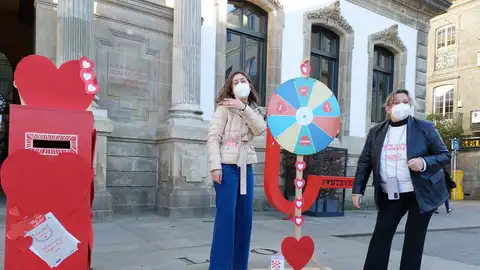 Yoya Blanco;concelleira de Promoción Económica de Pontevedra, presentando a campaña para San Valentin do comercio local. Más de Uno Pontevedra
