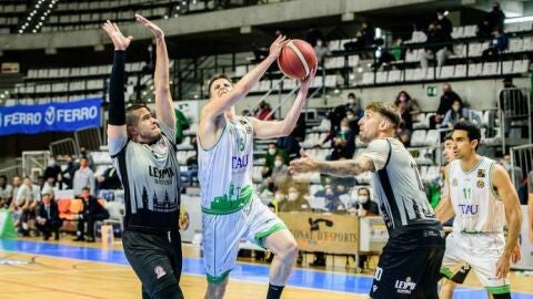 Imagen de un partido entre Tau y Coru&ntilde;a