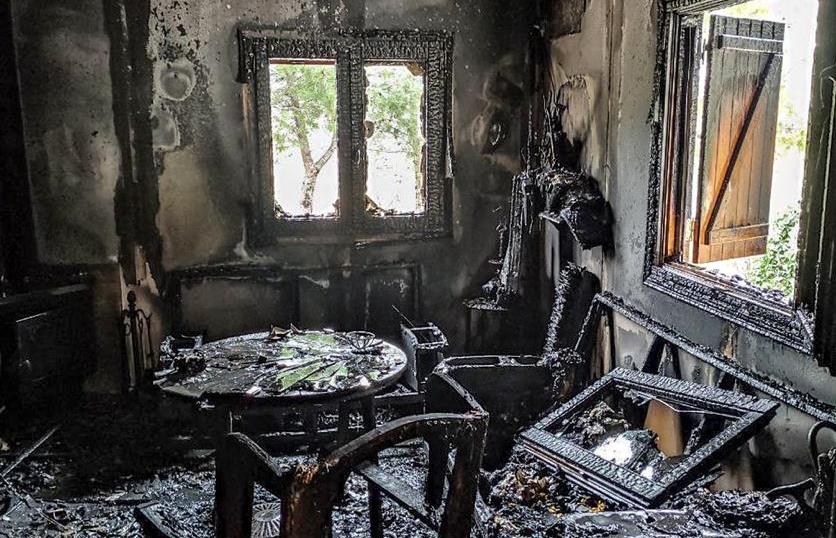 Un incendio quema el interior de una casa de campo en Jijona Un incendio quema el interior de una casa de campo en Jijona