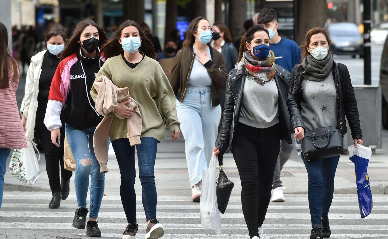 Los malagueños siguen llevando la mascarilla en la calle Los malagueños siguen llevando la mascarilla en la calle