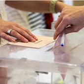 Imagen de archivo de una persona depositando su voto
