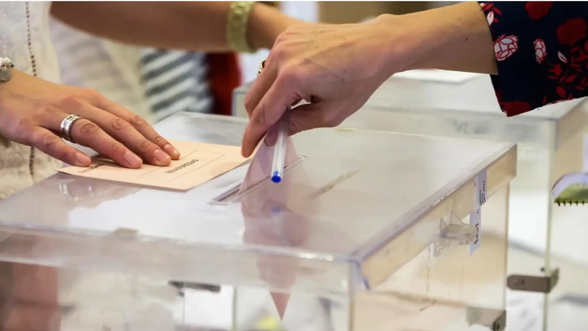 Imagen de archivo de una persona depositando su voto