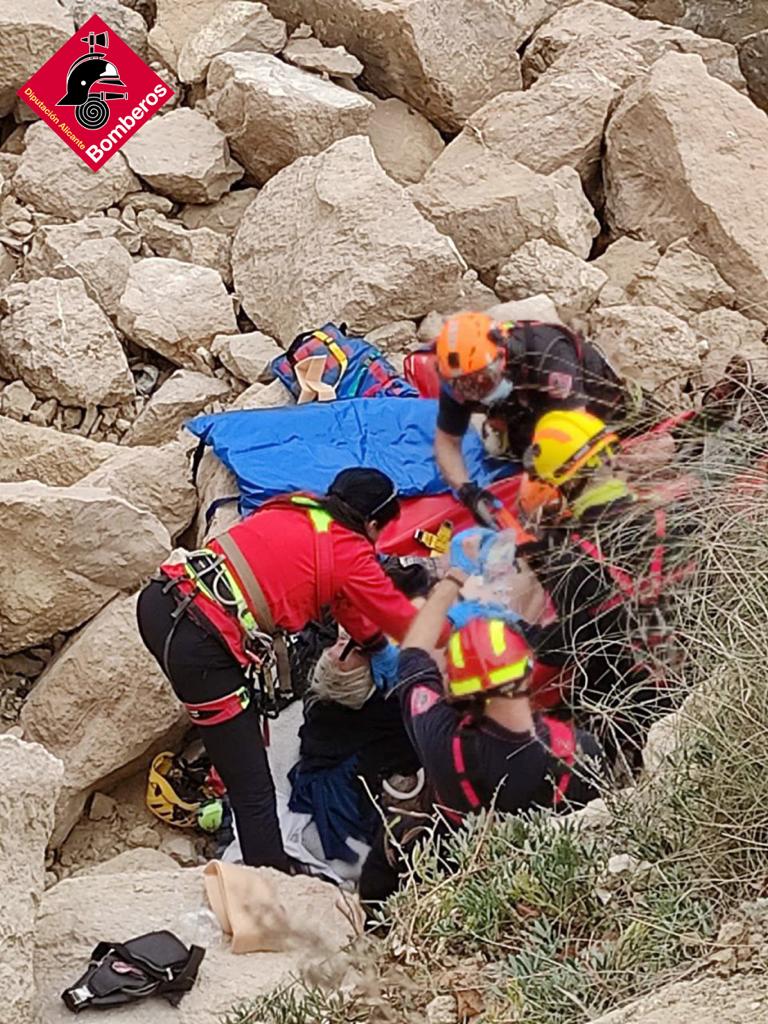 Rescata a un varón que cayó por un acantilado en la Cala de Finestrat Rescata a un varón que cayó por un acantilado en la Cala de Finestrat