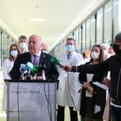El consejero de salud Jesús Aguirre atiende a los medios de comunicación en la apertura de la pasarela
