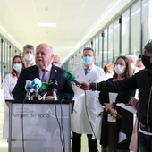 El consejero de salud Jesús Aguirre atiende a los medios de comunicación en la apertura de la pasarela El consejero de salud Jesús Aguirre atiende a los medios de comunicación en la apertura de la pasarela