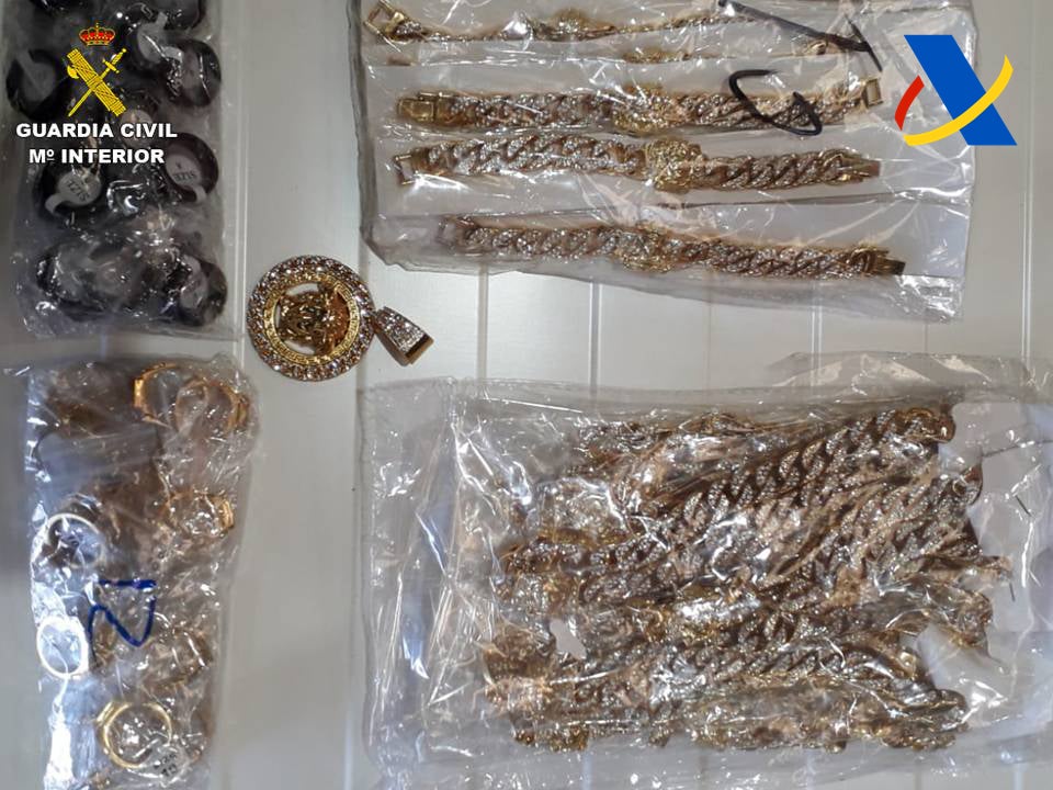 Intervenidas en el puerto de Alicante casi 3.000 piezas de joyería de marcas de lujo falsificadas Intervenidas en el puerto de Alicante casi 3.000 piezas de joyería de marcas de lujo falsificadas