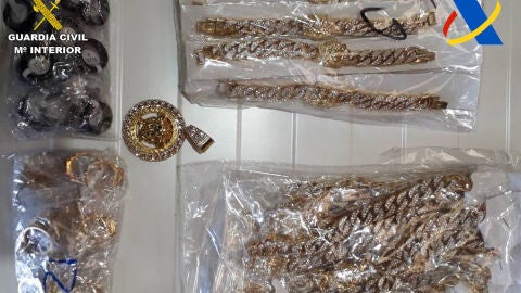 Algunas de las joyas falsas intervenidas Algunas de las joyas falsas intervenidas