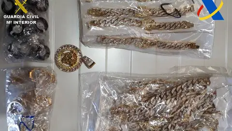 Algunas de las joyas falsas intervenidas Algunas de las joyas falsas intervenidas
