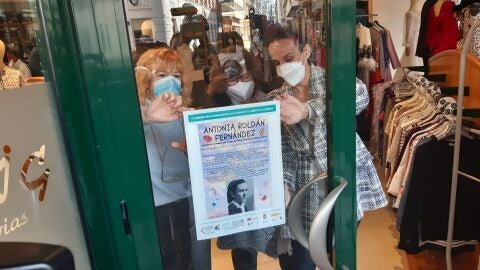 Una de las tiendas donde se han colocado los carteles