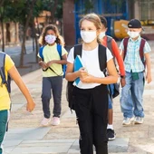 Niños con mascarilla en un colegio Niños con mascarilla en un colegio