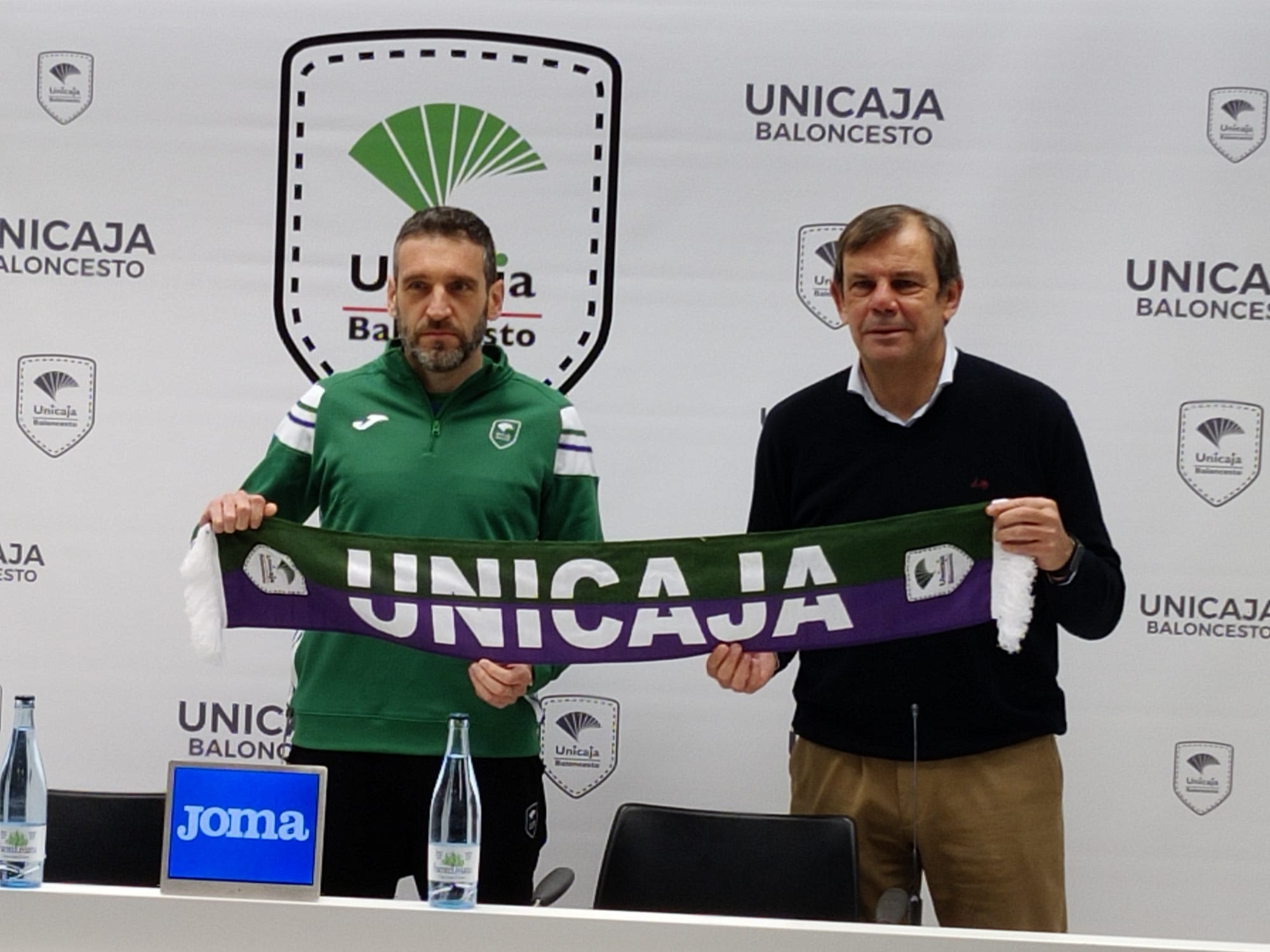 Ibon Navarro: "De lo que se trata es dar con la tecla para que el equipo cambie, recupere esa alegría, esa chispa que siempre caracteriza al Unicaja" Ibon Navarro: "De lo que se trata es dar con la tecla para que el equipo cambie, recupere esa alegría, esa chispa que siempre caracteriza al Unicaja"