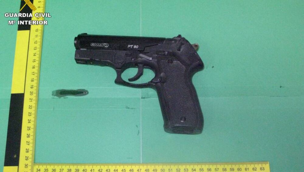 Arma simulada intervenida por la benemérita relacionada con la agresión