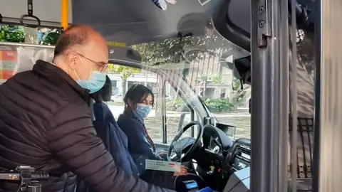 El concejal Manuel Villar en un autobús El concejal Manuel Villar en un autobús