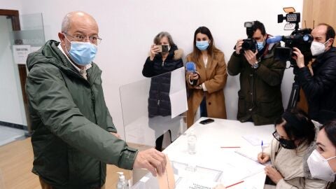 Francisco Igea deposita su voto.