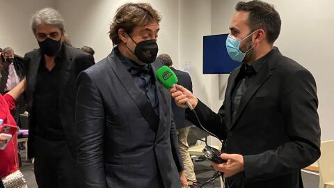 David Martos conversa con Javier Bardem minutos despu&eacute;s de la ceremonia de los Premios Goya 2022
