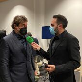David Martos conversa con Javier Bardem minutos después de la ceremonia de los Premios Goya 2022