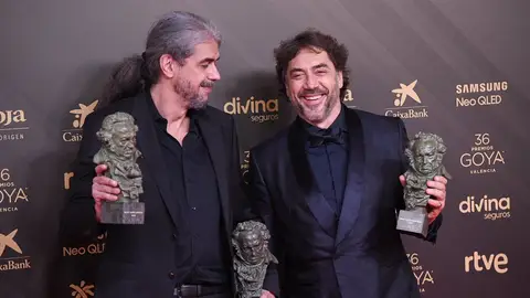Fernando León de Aranoa y Javier Bardem posan con los Premios Goya de 'El buen patrón' Fernando León de Aranoa y Javier Bardem posan con los Premios Goya de 'El buen patrón'