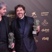 Fernando León de Aranoa y Javier Bardem posan con los Premios Goya de 'El buen patrón'