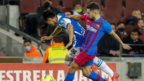 El delantero chino del RCD Espanyol Lei Wu lucha con Jordi Alba, del FC Barcelona en el Camp Nou. El delantero chino del RCD Espanyol Lei Wu lucha con Jordi Alba, del FC Barcelona en el Camp Nou.