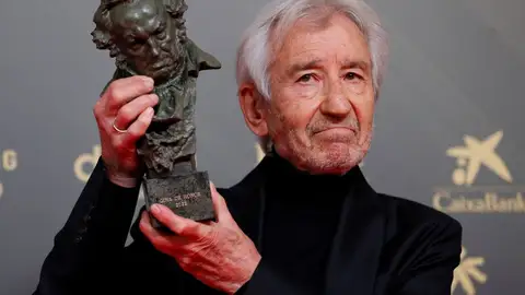 José Sacristán sostiene el Goya de Honor 2022 tras la ceremonia celebrada en Valencia José Sacristán sostiene el Goya de Honor 2022 tras la ceremonia celebrada en Valencia